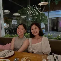 7 Potret Anggi dan Ingga Adik Raditya Dika yang Jarang Tersorot, Kembar Identik