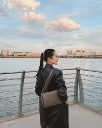 7 Potret Anissa Aziza dengan Jaket Kulit Hitam di Korea Selatan, Stylish dan Elegan Nikmati Sungai Han