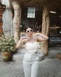 7 Potret Anissa Aziza Tetap Percaya Diri saat Pakai Baju Serba Putih, Pesonanya Jadi Anggun dan Berkelas