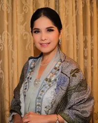7 Potret Cantik Annisa Pohan Dampingi AHY Terima Gelar Doctor dari Unair, Tidak Pakai MUA Ibukota 