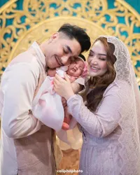 7 Potret Aqiqah Anak Siti Badriah yang Digelar Mewah dengan Nuansa Timur Tengah, Baby Xarena Tampil Cantik Menggemaskan Pakai Baju Pink 