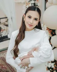 7 Potret Aqiqah Putri Mahalini dan Rizky Febian, Berlangsung Khidmat Dihadiri Sule - Kompak Berbusana Putih Sekeluarga