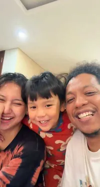 7 Potret Arie Kriting dan Indah Permatasari yang Sederhana Tapi Romantis di Rumah