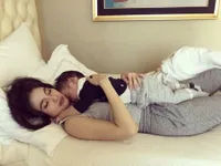 7 Potret Artis yang Tidur Bareng Sang Anak, Ciptakan Memory Tak Terlupakan di Pikiran Buah Hati