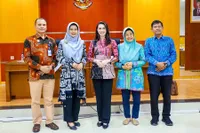 7 Potret Arumi Bachsin Pimpin Rapat PKK Jawa Timur, Cantik Berwibawa