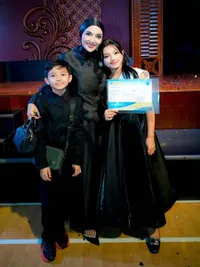 7 Potret Ashanty Elegan Berhijab Saat Dampingi Arsy Wisuda
