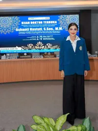 7 Potret Ashanty Jalani Sidang Disertasi, Tampil Percaya Diri - Didukung Keluarga