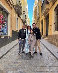 7 Potret Ashanty Liburan di Spanyol, Sempat Ditinggal sama Tour Guide Gara-Gara Kebanyakan Foto - Nikmati Keindahan Gereja Catedral hingga Monumen Bersejarah