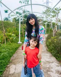7 Potret Asmirandah Dampingi Chloe ke Pesta Ulang Tahun Anak Tya Ariestya, Bak Kakak Adik dengan Sang Putri Tercinta