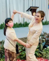 7 Potret Astrid Tiar Bersama Annabel Putri Sulungnya yang Kini Sudah Tumbuh Besar, Sama-sama Cantik - Disebut Kakak Adik