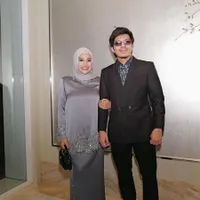 7 Potret Atta & Aurel Kondangan, Baju Kurung Aurel Dikritik Karena Bagian Atas Terlalu Menonjol