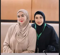 7 Potret Aura Kasih Dalam Balutan Hijab dan Busana Muslim, Tetap Cantik Penuh Pesona - Ramai Dipuji Netizen