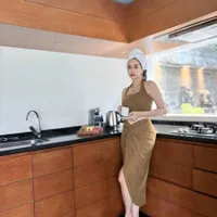 7 Potret Aura Kasih Saat Liburan ke Bali Jadi Sorotan, Hot Mom Pamer Body Goals