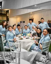 7 Potret Ayu Dewi Pengajian 40 Hari Nenek Suaminya dengan Tradisi Gorontalo, Keluarga Besar Kompak Pakai Biru