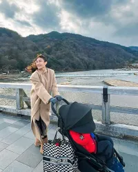 7 Potret Ayu Dewi Sekeluarga Liburan Seru Naik Becak Tradisional di Jepang, Pakai Jaket Tebal saat Musim Dingin