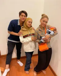 7 Potret Baby Leslar Anak Lesti & Rizky Billar Digendong Seleb Lain, Paling Anteng Dengan Sosok Ini