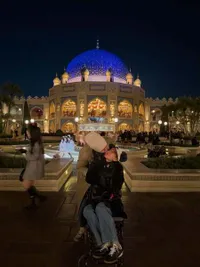 7 Potret Babymoon Shenina Cinnamon ke Jepang, Naik Kursi Roda di Disneyland