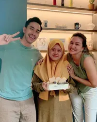 7 Potret Bahagia Asisten Donna Agnesia & Darius Sinathrya, Diberi Kejutan Ulang Tahun Hingga Liburan Bareng