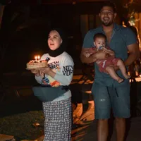 7 Potret Bahagia Ibunda Irish Bella Saat Momen Ulang Tahunnya, Perayaan Sederhana di Malam Hari dengan Lampion
