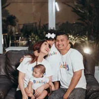 7 Potret Bahagia Keluarga Chelsea Olivia dan Glenn Alinskie, Nastusha - Baby Dante Nggemesin Banget!