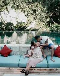 7 Potret Bahagia Siti Badriah Diajak Liburan Krisjiana Saat Hamil, Baby Bump Kian Nampak