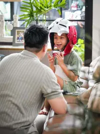 7 Potret Baim Wong Syuting Iklan Ditemani Kedua Buah Hatinya, Sempat Peluk dan Gendong Saat Break 
