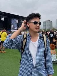 7 Potret Baskara Mahendra Nonton Primavera Sound di Barcelona, Seru Meski Diguyur Hujan