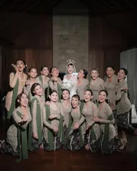 7 Potret Bridemaid Luna Maya yang Tampil Kompak Saat Akad Nikah, Sahabat Geng Menteri Ceria