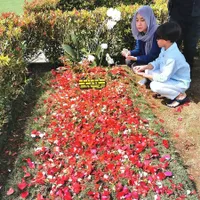 7 Potret Bunga Citra Lestari dan Noah Saat Ziarah, Pose Seolah Peluk Ashraf Sinclair