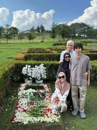 7 Potret Bunga Citra Lestari dan Noah Ziarah ke Makam Ashraf Bareng Eks Mertua Tanpa Tiko, Akrab dan Hangat