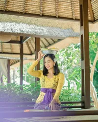 7 Potret Bunga Zainal dalam Balutan Kebaya Khas Bali, Dipuji Cantik & Buka Suara Soal Isu Pindah Agama