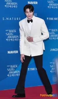 7 Potret Byeon Woo Seok di Red Carpet Baeksang Arts Awards 2025, Ganteng Pakai Tuxedo Putih - Serasa Ngajak Menikah