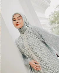 7 Potret Caitlin Halderman Memakai Hijab di Film Setetes Embun Cinta Niyala, Tuai Pujian Masyallah Cantiknya