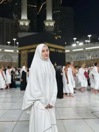 7 Potret Cantik Angbeen Rishi dengan Hijab Panjang saat Umroh, Justru Makin Bersinar dan Penuh Pesona