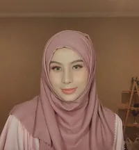 7 Potret Cantik Awkarin Berhijab, Pangling & Bikin Hati Adem