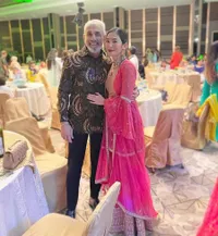 7 Potret Cantik Bunga Zainal Dalam Balutan Kain Sari Warna Pink, Mesra Bareng Sukhdev Singh
