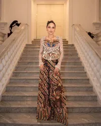7 Potret Cantik Cinta Laura Berkebaya, Gaya Elegan Bareng Anne Avantie