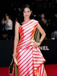 7 Potret Dian Sastrowardoyo di Red Carpet BIFF 2025, Wakili Indonesia Lewat Film Esok Tanpa Ibu