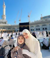 7 Potret Cantik Elvira Devinamira saat Berhijab, Wajahnya Teduh dan Bikin Adem