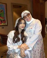 7 Potret Cantik Fuji ditemani Sang Mama di Acara Fashion Show, Diledek Pendek Karena Gaun Kepanjangan