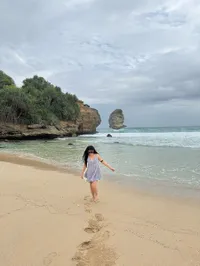 7 Potret Cantik Happy Asmara Liburan di Pantai, Pamer Foto dengan Outfit Simple Tapi Bikin Kepincut