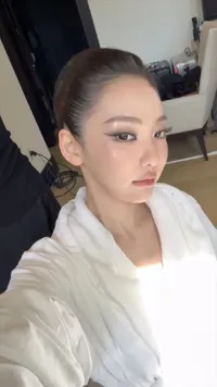 7 Potret Cantik Ningning aespa Pakai Bathrobe Persiapan ke Met Gala 