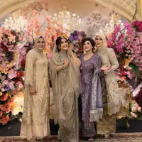 7 Potret Cantik Paramitha Rusady saat Kondangan, Tampil Kece dan Awet Muda
