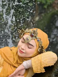 7 Potret Cantik Ria Ricis Jadi Mermaid di Air Terjun