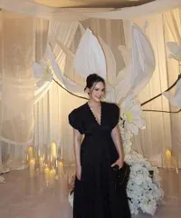 7 Potret Cantik Steffi Zamora Saat Kondangan, Tampil Elegan dengan Gaun Hitam