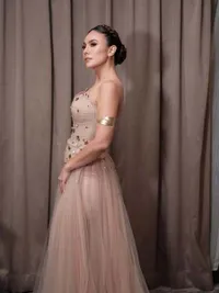 7 Potret Cantik Wulan Guritno Cosplay Aphrodite, Pesona Dewi Cinta Yunani Kuno