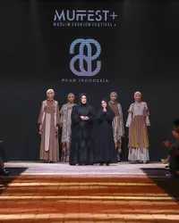 7 Potret Cantiknya Fairuz A. Rafiq Jadi Model Peragaan Busana, Pesonanya Bikin Kamu Pangling