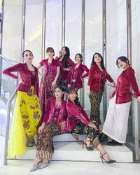7 Potret Cherry Belle Reunian di Malam Anugerah Desa Wisata Indonesia 2021, Kompak Pakai Kebaya - Tetap Menawan dan Ceria Meski Sudah Jadi Ibu-Ibu