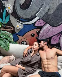 7 Potret Chicco Jerikho Peluk Putri Marino Pamer Perut Tanpa Baju, Dilihatin Slamet Si Anabul 