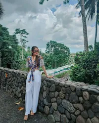 7 Potret Cinta Laura di Bali Jelang Akhir Tahun, Rebahan Santai Pakai Bikini Jaring-Jaring - Pamer Otot Perut